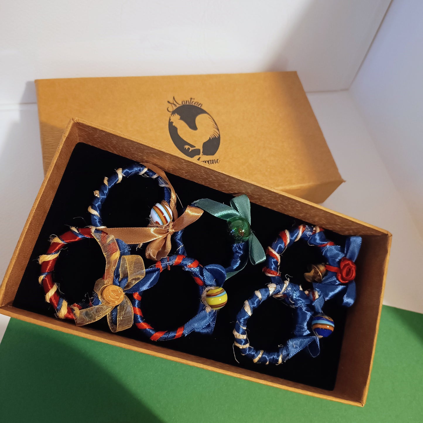 Porta portatovagliolo con nastrini di raso - Scatola con 6 pezzi decorativi in vetro di Murano.