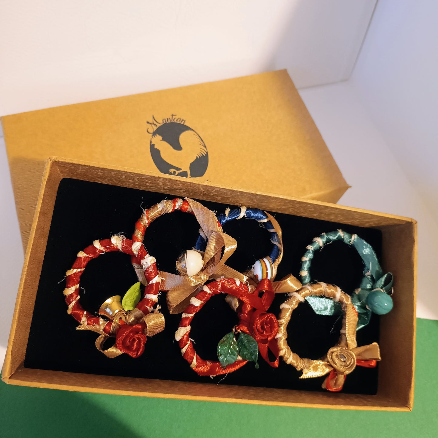 Porta portatovagliolo con nastrini di raso e decorazioni per cene eleganti - 6 pezzi