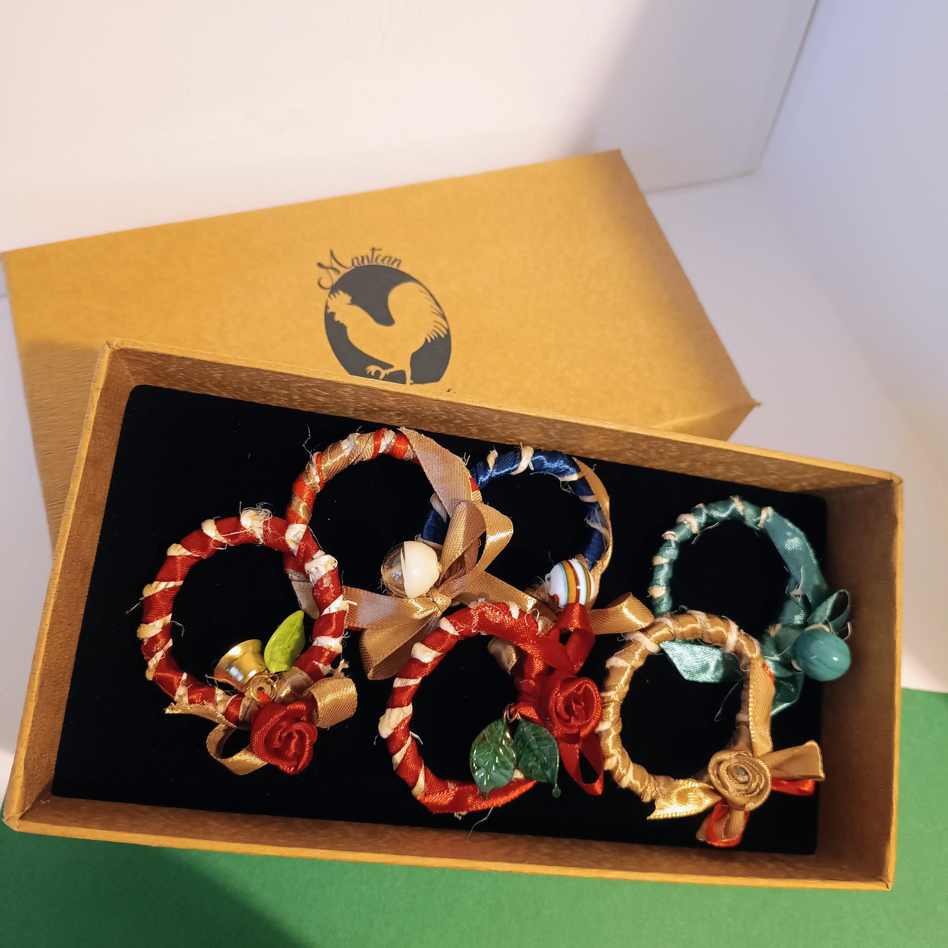 Porta portatovagliolo con nastrini di raso e decorazioni per cene eleganti - 6 pezzi