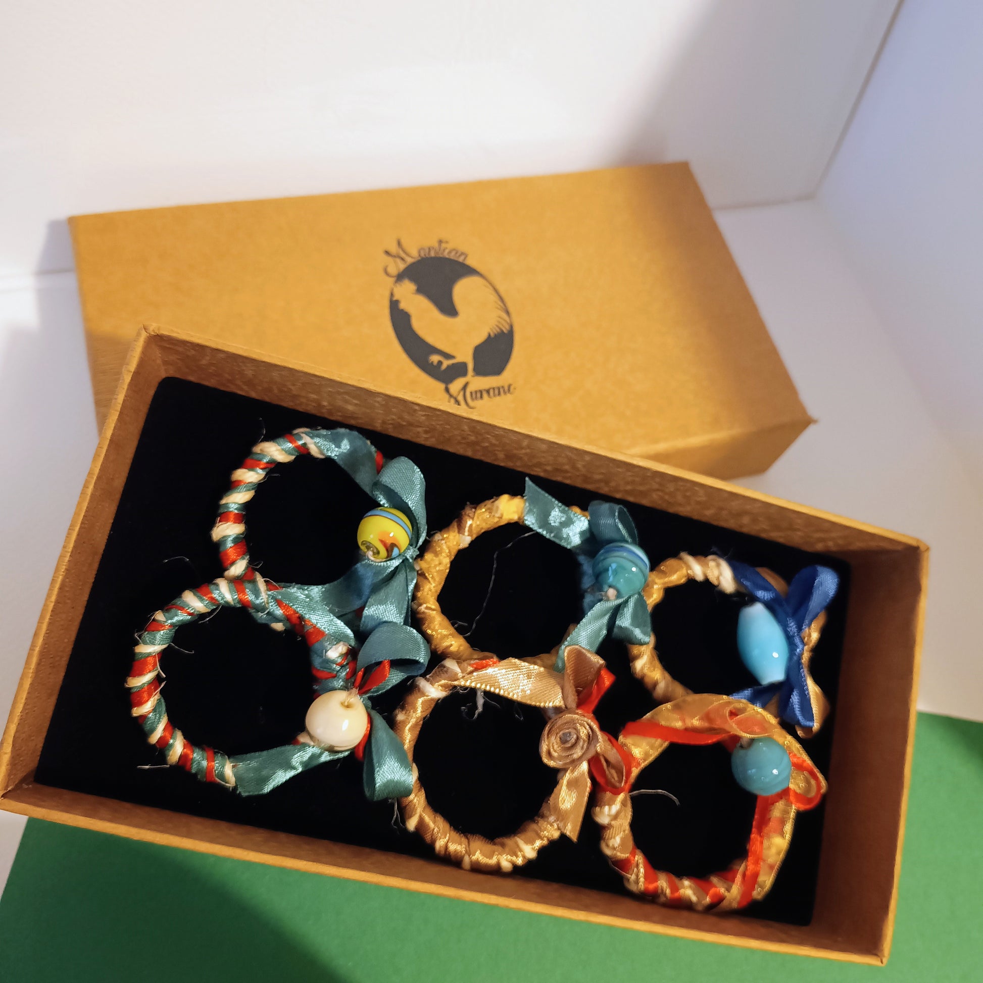 Portatovaglioli con nastrini di raso in una scatola, 6 pezzi artigianali, porta decorativi unici per cene eleganti.